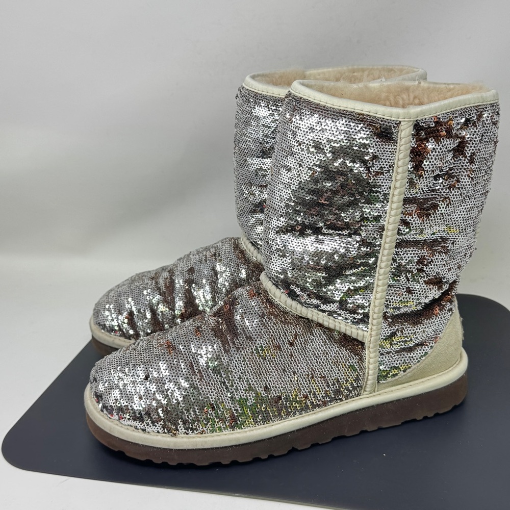 UGG AUSTRALIA 3353 CLASSIC Short CHAMPAGNE SEQUIN Winter BOOT Shearling 9 Snow
